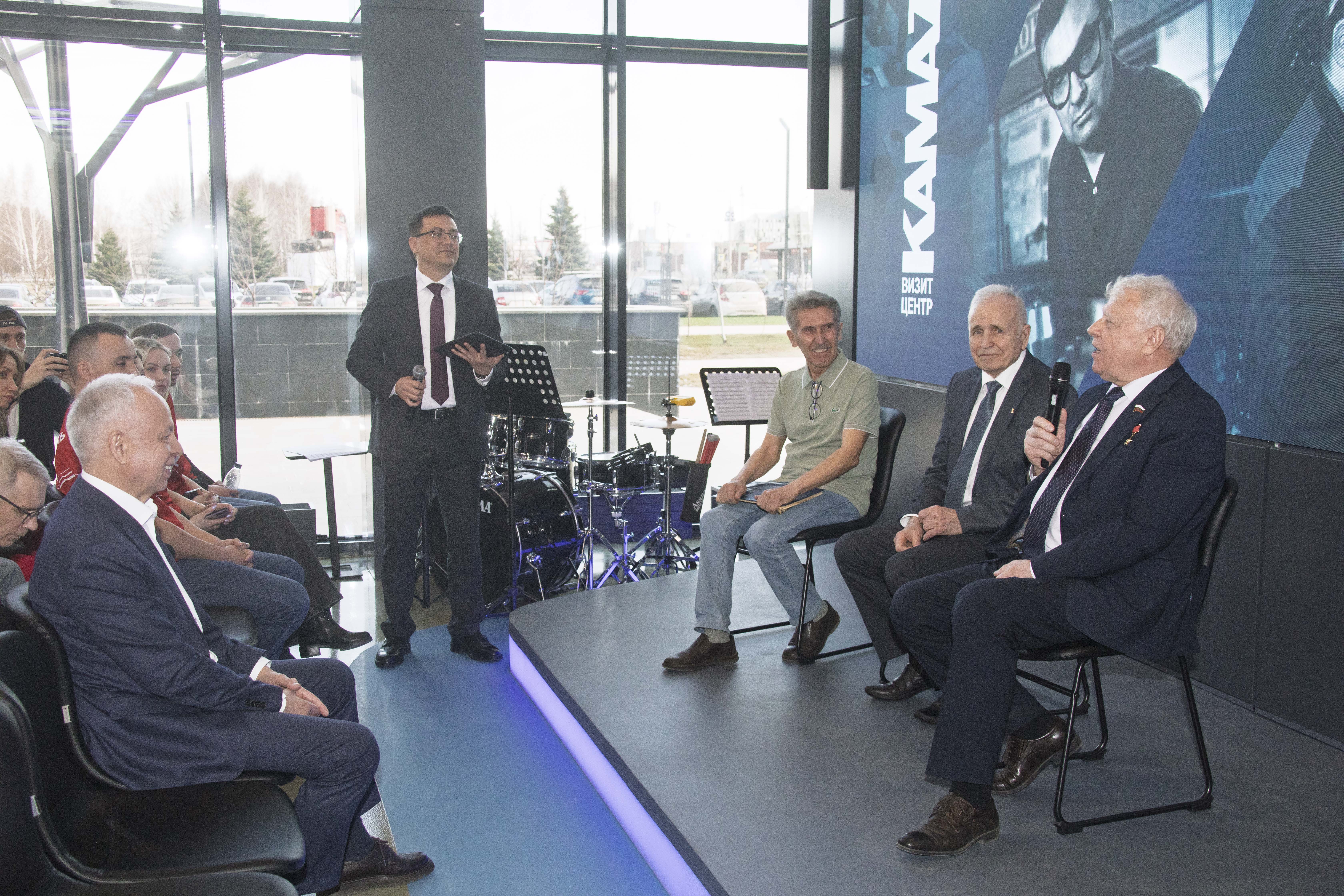 В Визит-центре открылась выставка «Лица КАМАЗа»